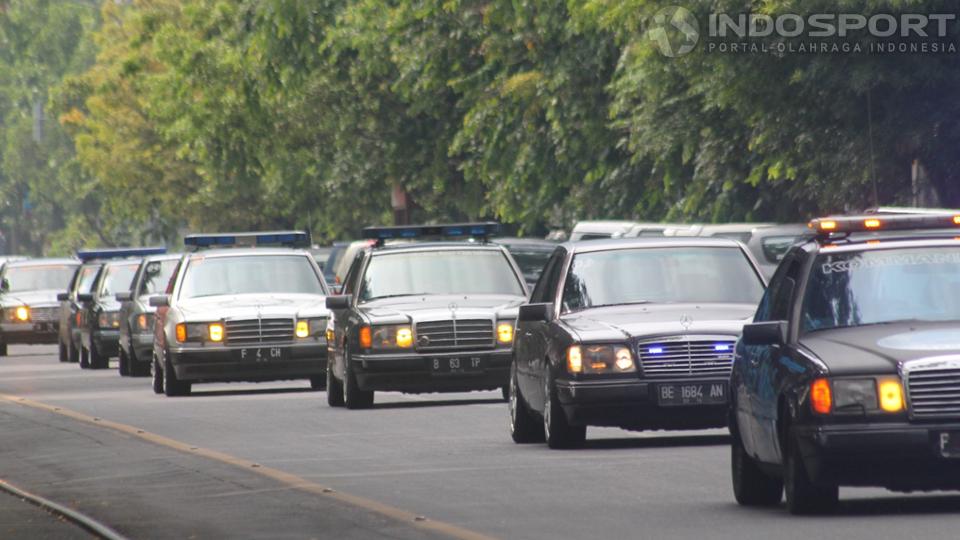 Iring-iringan mobil Mercedes-Benz dari peserta MBCI IX menghiasi ruas jalanan Kota Solo.